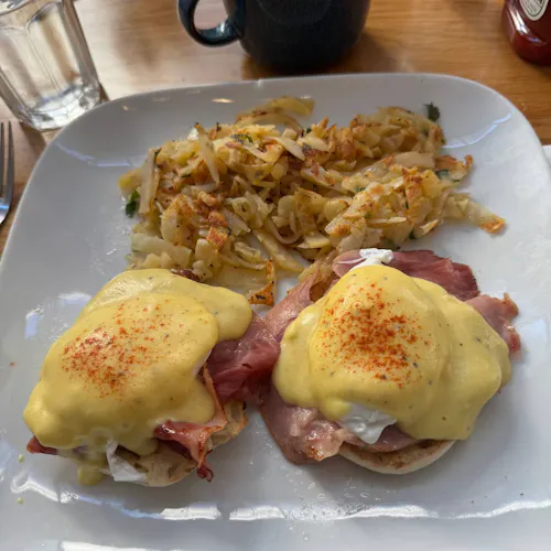 Zevi Cafe & Bistrob