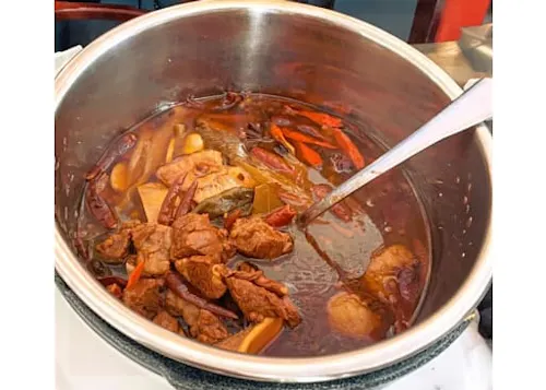 Meet Revolving Hot Pot & Cajun Seafood