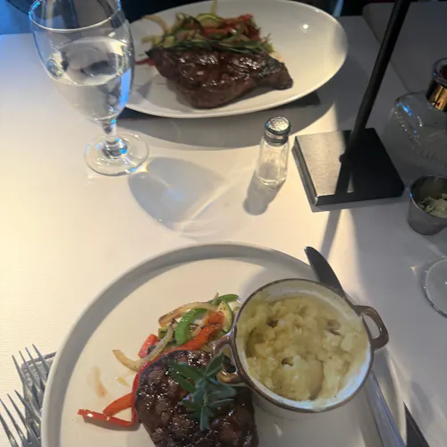 Lola Restaurant & Grill