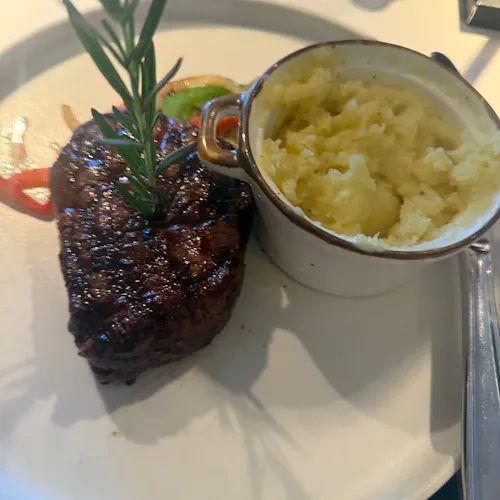 Lola Restaurant & Grill