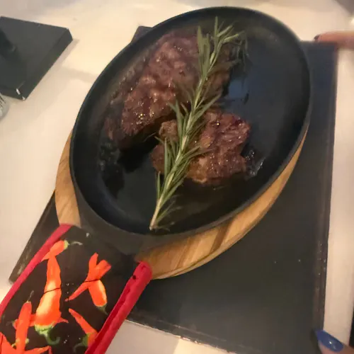 Lola Restaurant & Grill