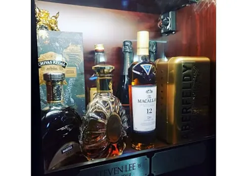 Lion's Den Bar and Lounge