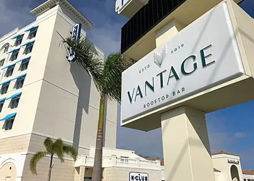 Vantage Rooftop Bar at The Karol Hotel