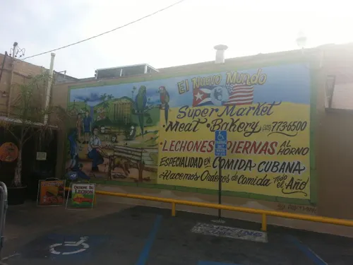 El Nuevo Mundo Market, Bakery & Cafe